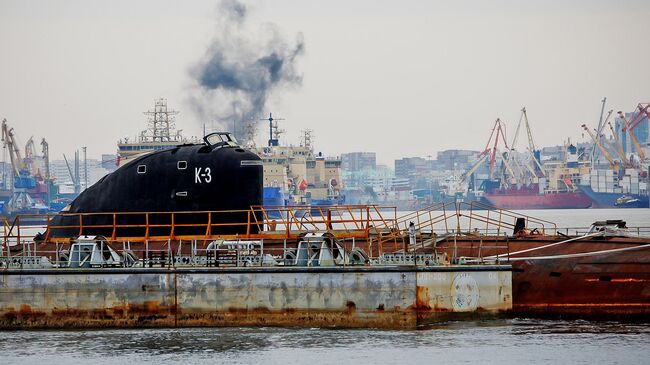 Атомная подводная лодка К-3 Ленинский комсомол в доках Северной верфи перед ее транспортировкой в Музей военно-морской славы в Кронштадте