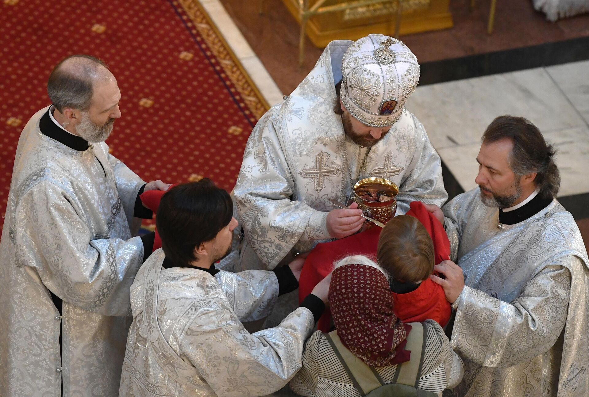 Таинство причащения в Елоховском Богоявленском кафедральном соборе Таинство причащения в Елоховском Богоявленском кафедральном соборе - РИА Новости, 1920, 16.04.2025
