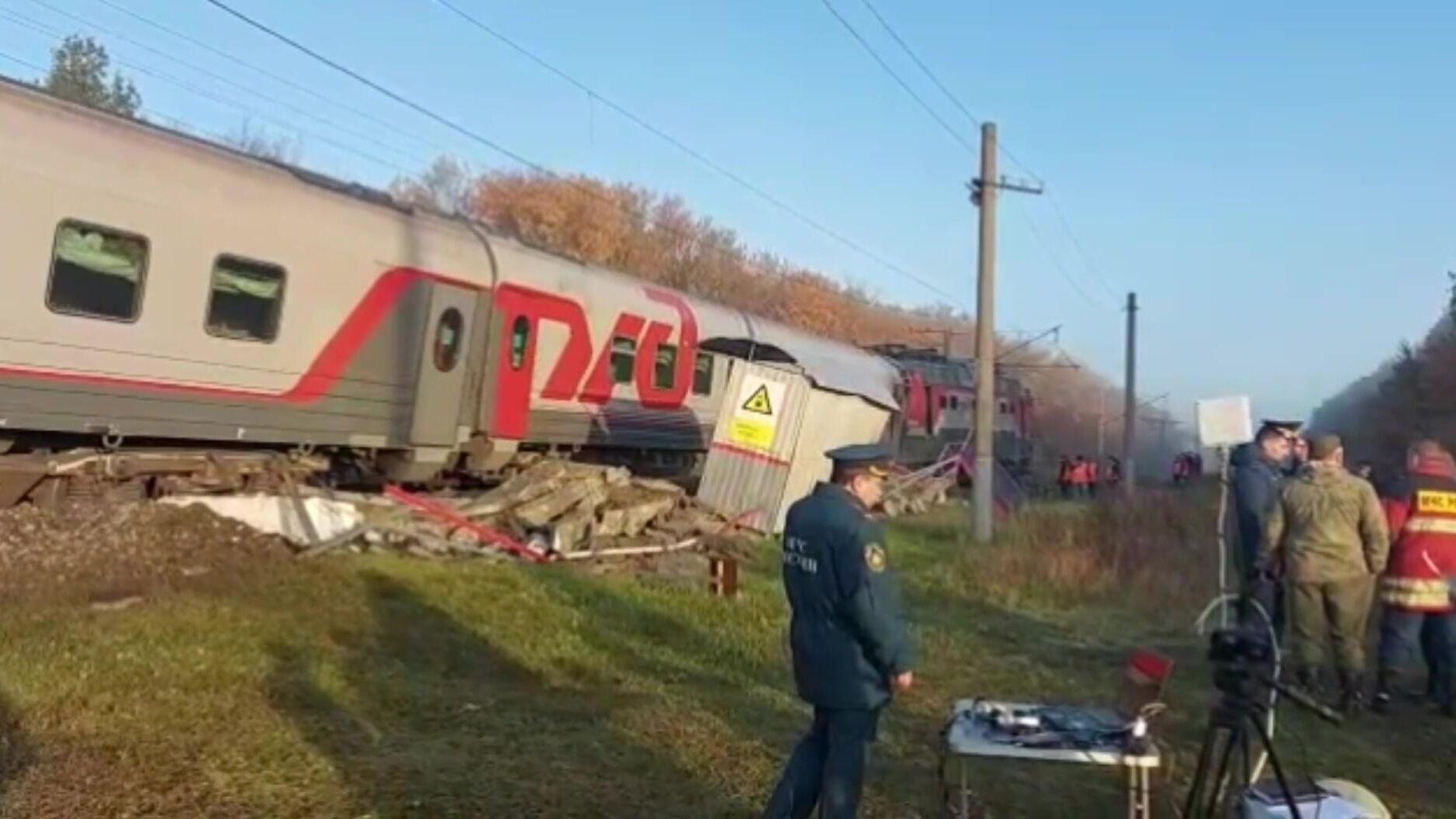 На месте столкновения пассажирского поезда и грузовика на переезде в Лунинском районе Пензенской областит. Стоп-кадр видео - РИА Новости, 1920, 02.10.2021