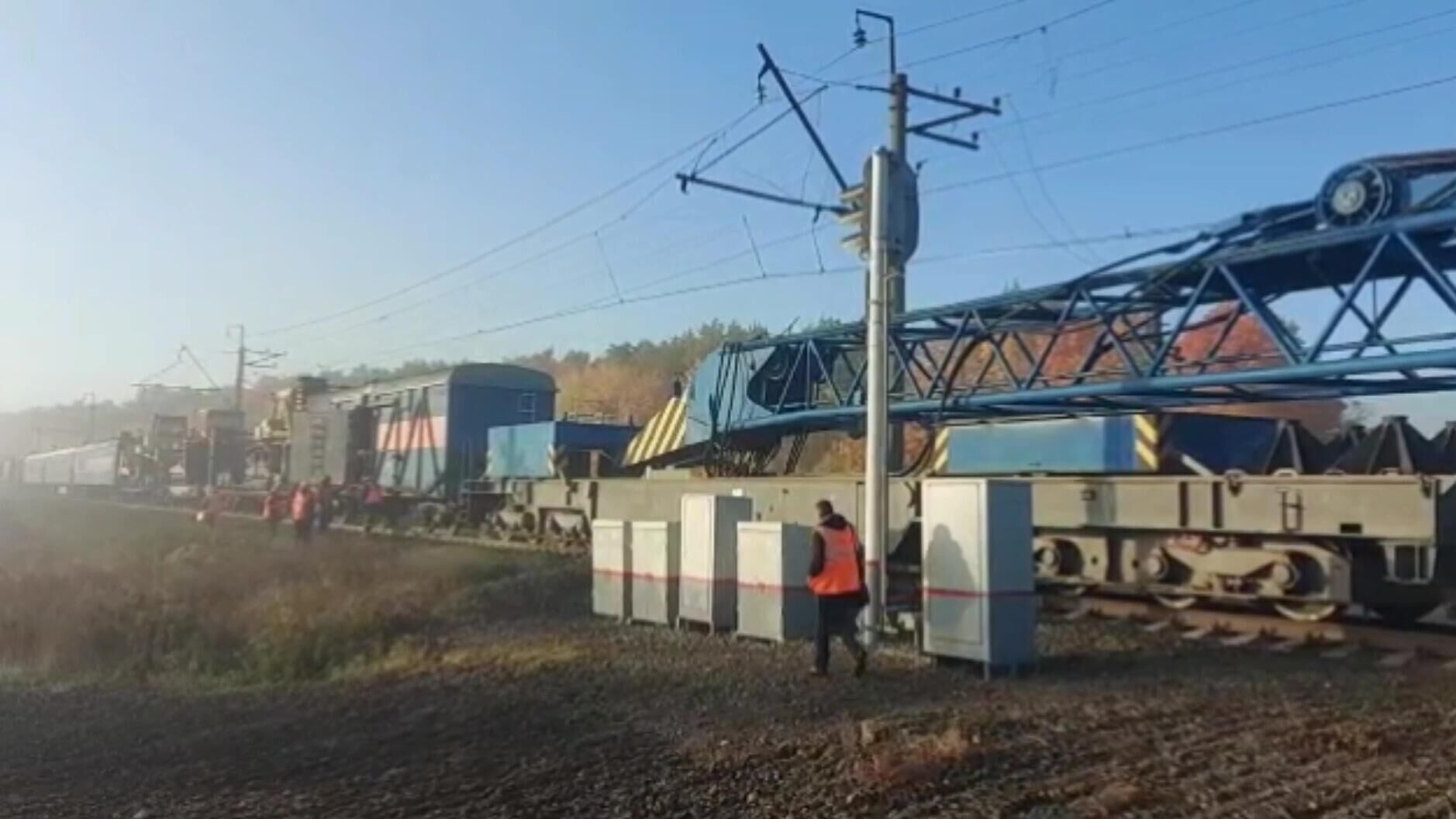 На месте столкновения пассажирского поезда и грузовика на переезде в Лунинском районе Пензенской областит. Стоп-кадр видео - РИА Новости, 1920, 02.10.2021