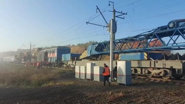 На месте столкновения пассажирского поезда и грузовика на переезде в Лунинском районе Пензенской областит. Стоп-кадр видео