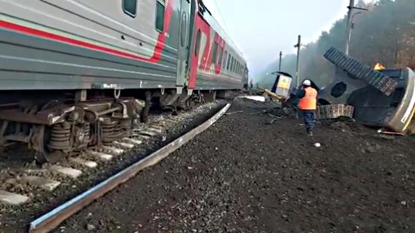 На месте столкновения пассажирского поезда и грузовика на переезде в Лунинском районе Пензенской област