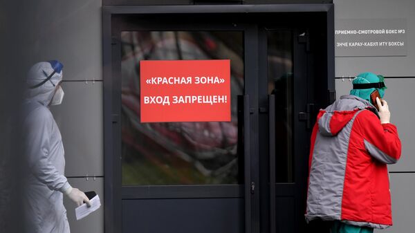 Медицинские сотрудники у входа в красную зону Республиканской клинической инфекционной больницы в Казани, где возобновлен прием пациентов с COVID-19