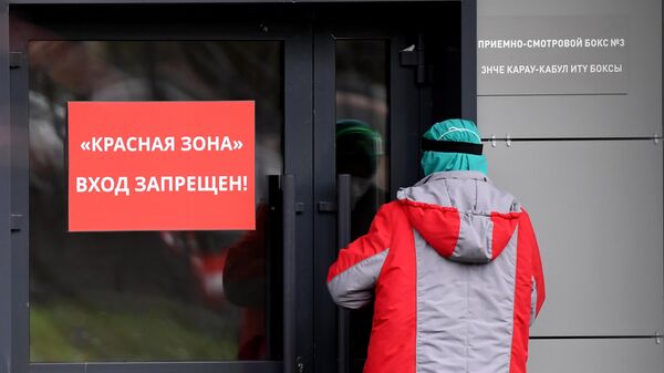 Медицинский сотрудник у входа в красную зону Республиканской клинической инфекционной больницы в Казани, где возобновлен прием пациентов с COVID-19