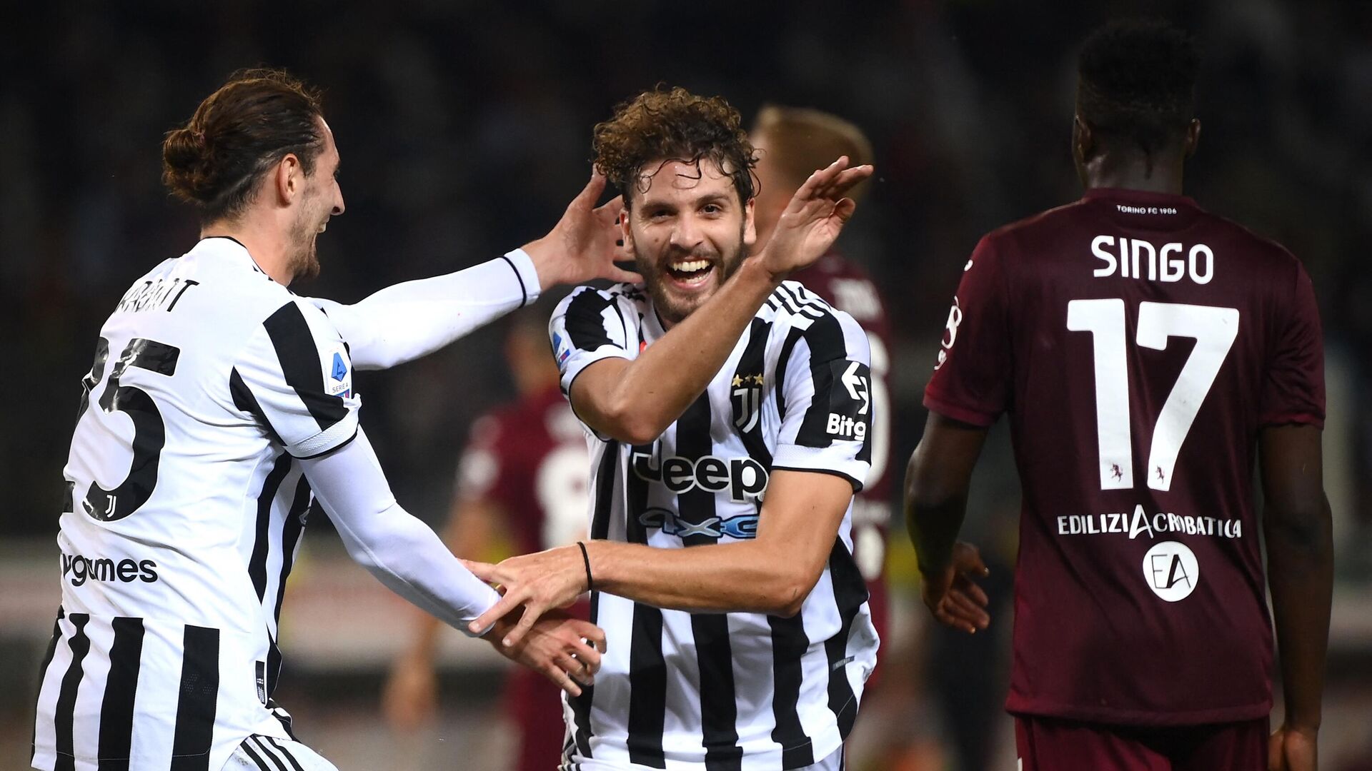 Juventus' Italian midfielder Manuel Locatelli (C) celebrates with French midfielder Adrien Rabiot (L) after scoring a goal during the Italian Serie A football match between Torino and Juventus at the Grande Torino Stadium in Turin on October 2, 2021. (Photo by Marco BERTORELLO / AFP) - РИА Новости, 1920, 02.10.2021