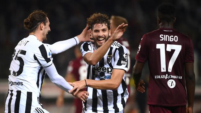 Juventus' Italian midfielder Manuel Locatelli (C) celebrates with French midfielder Adrien Rabiot (L) after scoring a goal during the Italian Serie A football match between Torino and Juventus at the Grande Torino Stadium in Turin on October 2, 2021. (Photo by Marco BERTORELLO / AFP)