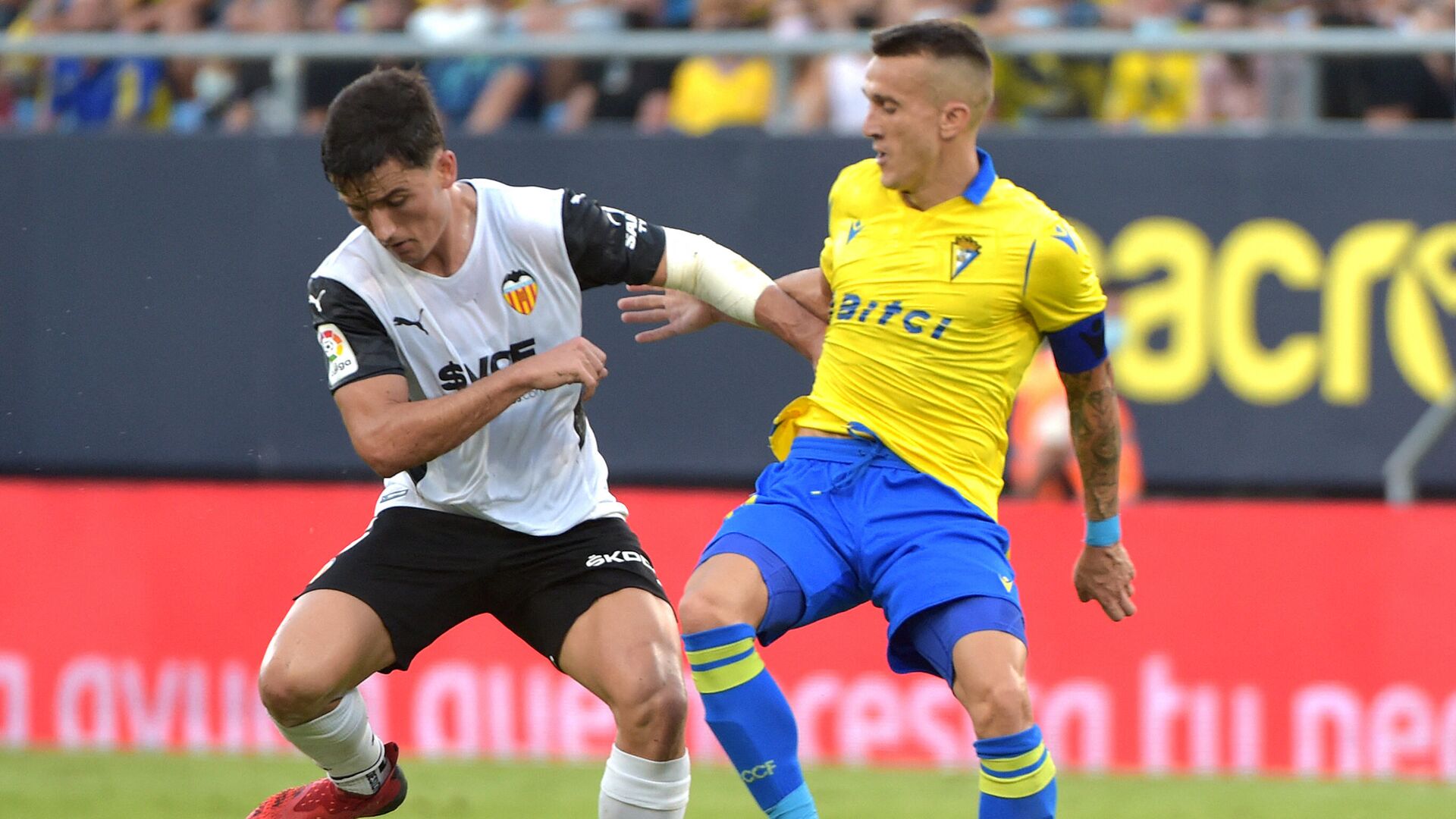 Valencia's Spanish defender Hugo Guillamon (L) vies with Cadiz's Spanish midfielder Salvi Sanchez during the Spanish League football match between Cadiz CF and Valencia CF at the Nuevo Mirandilla stadium in Cadiz on October 2, 2021. (Photo by CRISTINA QUICLER / AFP) - РИА Новости, 1920, 02.10.2021