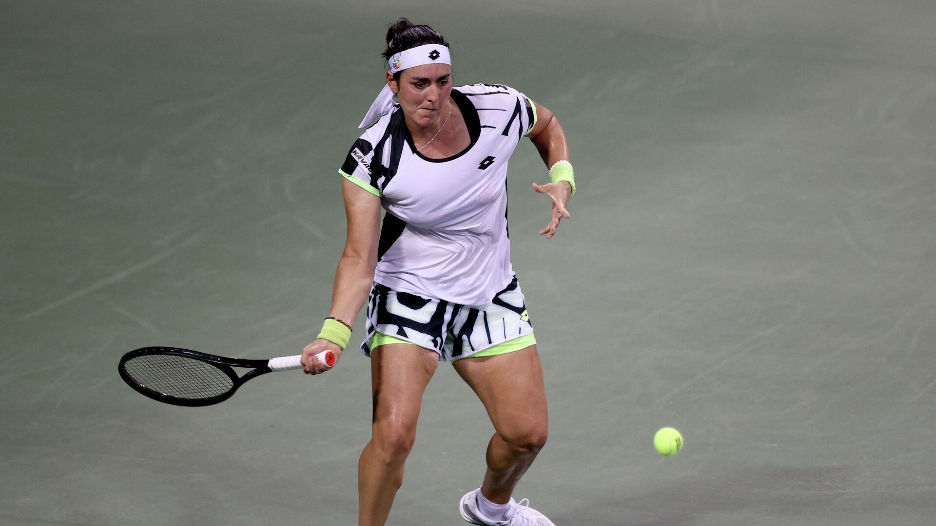 MASON, OHIO - AUGUST 17: Ons Jabeur of Tunisia returns a shot to Anett Kontaveit of Estonia during the Western & Southern Open at Lindner Family Tennis Center on August 17, 2021 in Mason, Ohio.   Matthew Stockman/Getty Images/AFP (Photo by MATTHEW STOCKMAN / GETTY IMAGES NORTH AMERICA / Getty Images via AFP) - РИА Новости, 1920, 02.10.2021