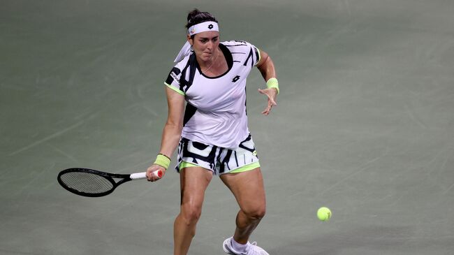 MASON, OHIO - AUGUST 17: Ons Jabeur of Tunisia returns a shot to Anett Kontaveit of Estonia during the Western & Southern Open at Lindner Family Tennis Center on August 17, 2021 in Mason, Ohio.   Matthew Stockman/Getty Images/AFP (Photo by MATTHEW STOCKMAN / GETTY IMAGES NORTH AMERICA / Getty Images via AFP)