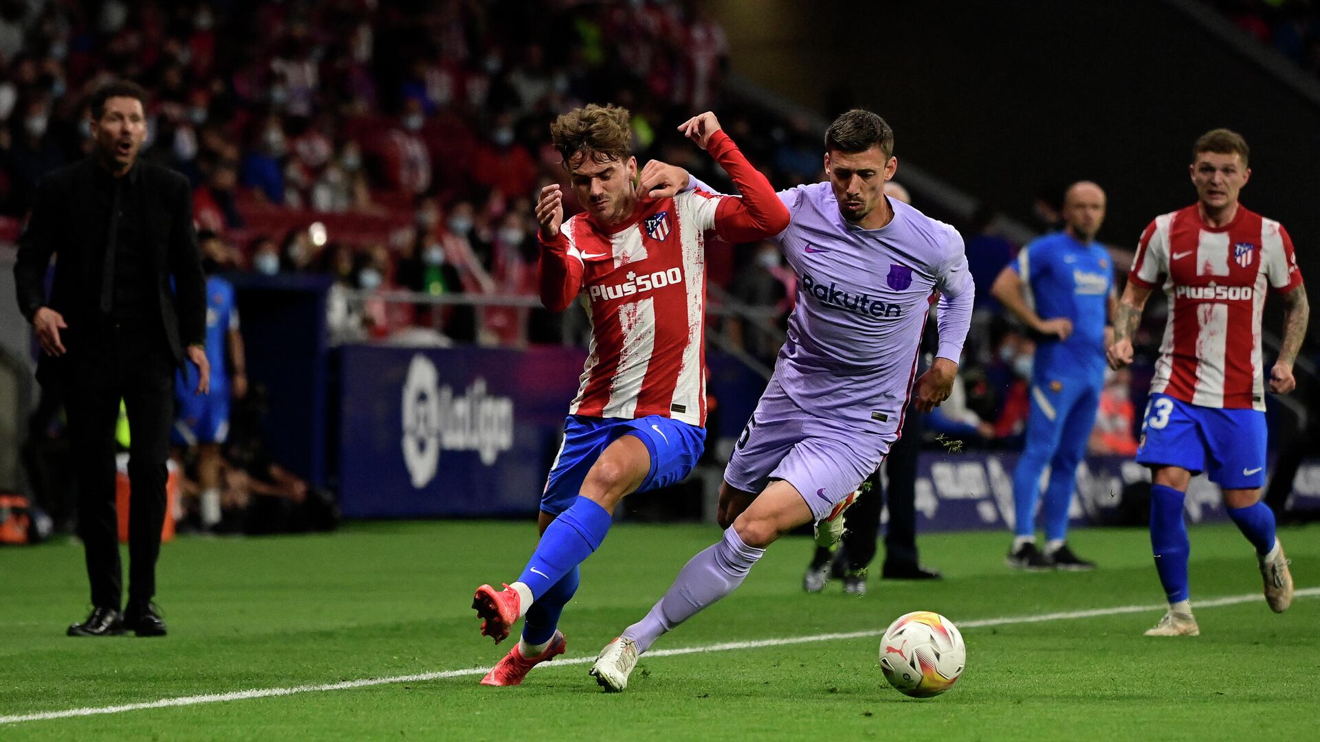 Atletico Madrid's French midfielder Antoine Griezmann (L) fights for the ball with Barcelona's French defender Clement Lenglet during the Spanish League football match between Club Atletico de Madrid and FC Barcelona at the Wanda Metropolitano stadium in Madrid on October 2, 2021. (Photo by JAVIER SORIANO / AFP) - РИА Новости, 1920, 03.10.2021