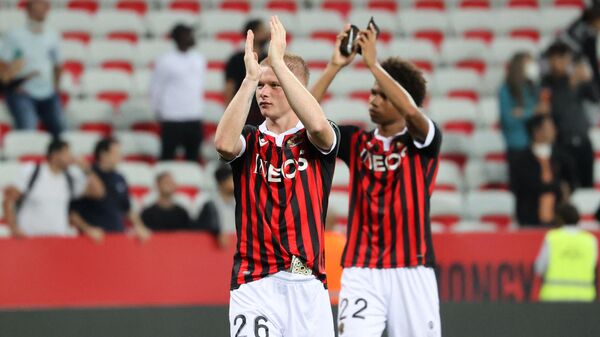 Nice's French defender Melvin Bard (L) and Nice's Dutch forward Calvin Stengs react after their victory during the French L1 football match between OGC Nice and Brest at The Allianz Riviera Stadium in Nice, south-eastern France, on October 2, 2021. (Photo by Valery HACHE / AFP)