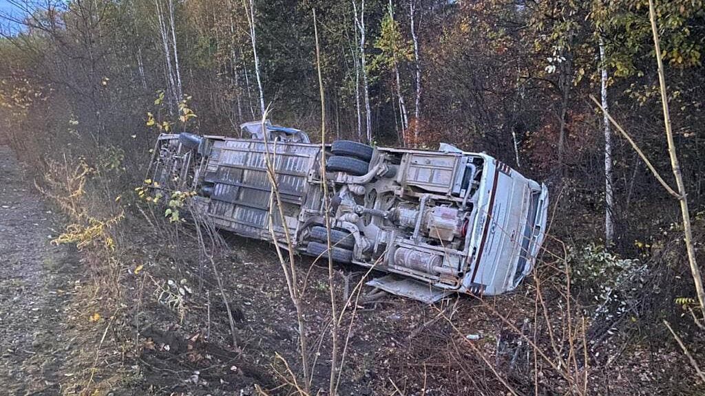 Авария с участием автобуса на 19 километре автодороги г. Хабаровск - с. Лидога - п. Ванино - г. Комсомольск-на-Амуре - РИА Новости, 1920, 03.10.2021