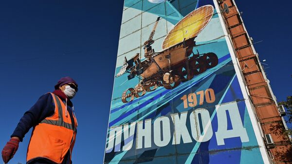 Дом в городе Байконур с рисунком советского Лунохода-1 на фасаде