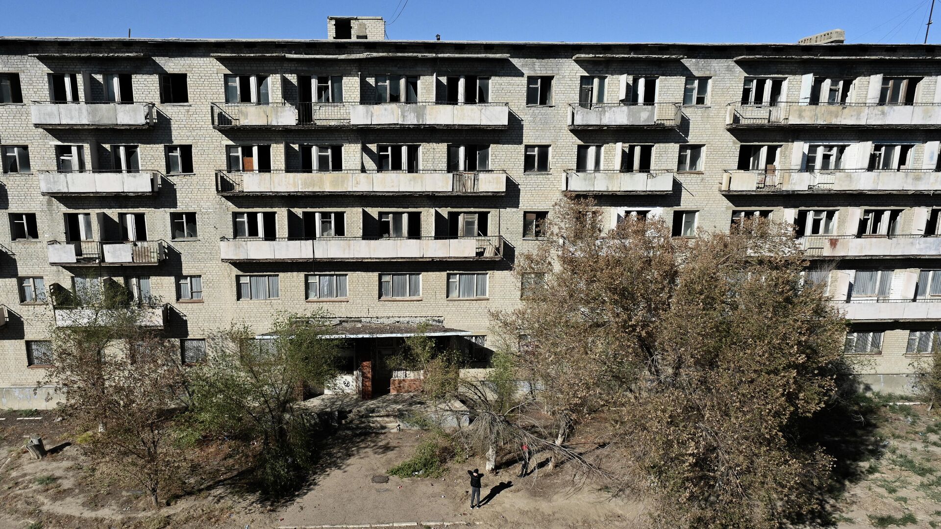 Заброшенный нежилой дом в городе Байконур - РИА Новости, 1920, 19.01.2022