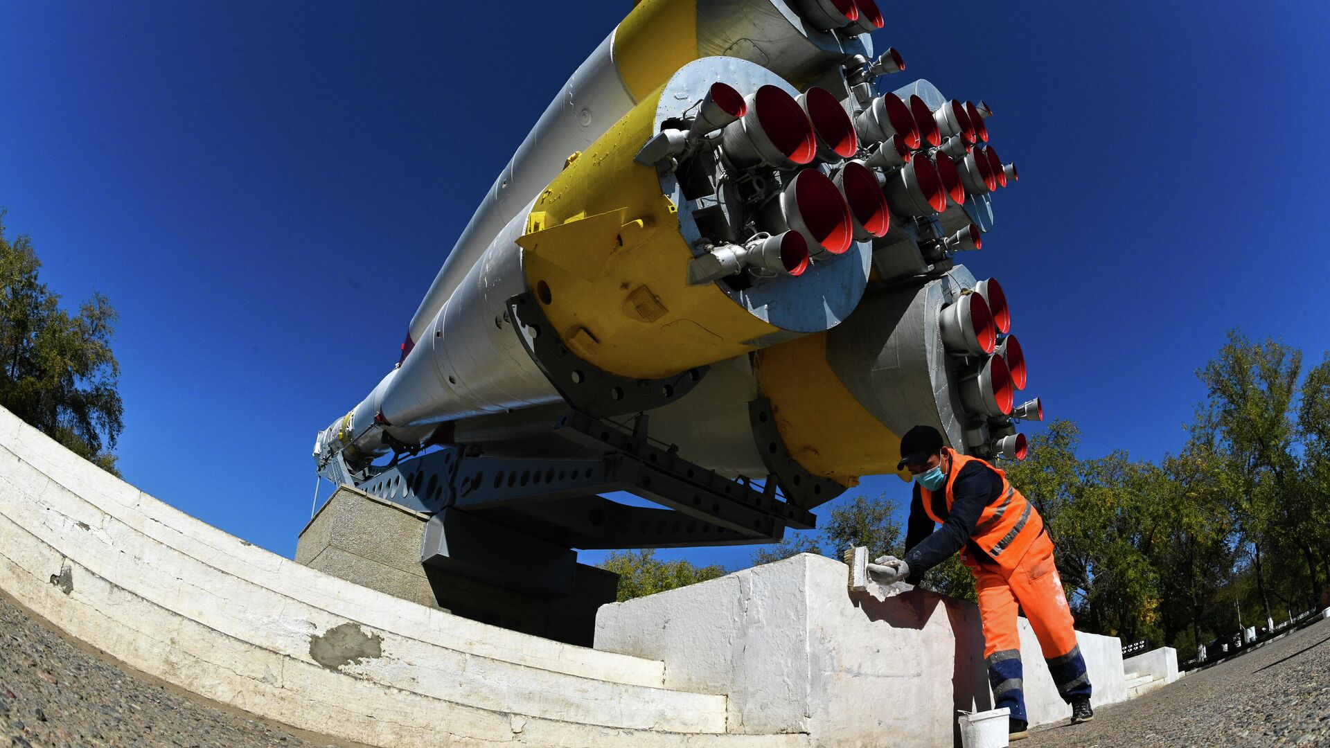 Рабочий приводит в порядок постамент памятника с макетом ракеты-носителя Союз в городе Байконур - РИА Новости, 1920, 02.12.2021
