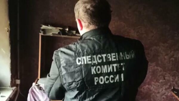Сотрудник Следственного комитета на месте убийства трех девушек в Оренбургской области