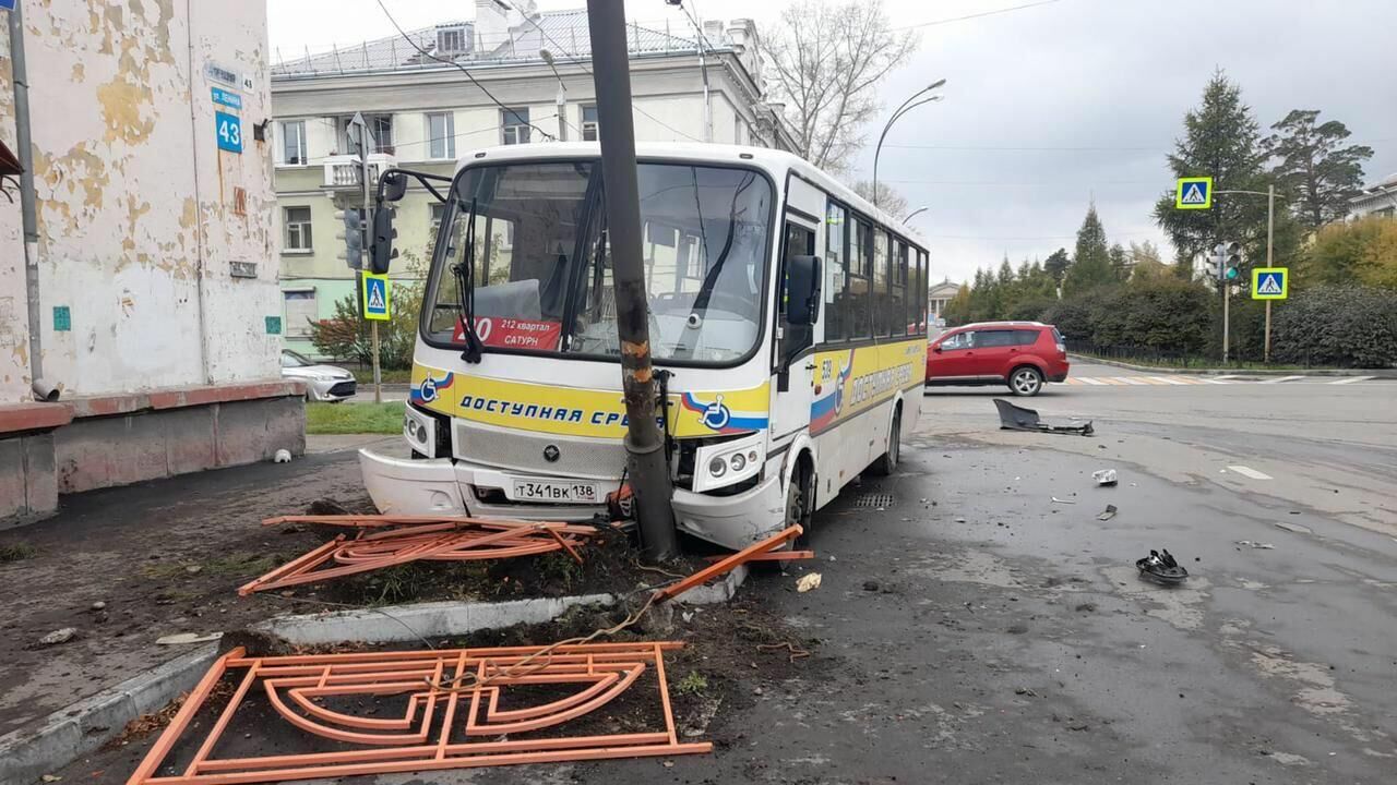  ДТП с участием автобуса и легкового автомобиля в городе Ангарске, Иркутской области - РИА Новости, 1920, 03.10.2021