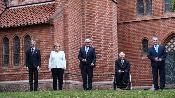 Канцлер Ангела Меркель, президент Германии Франк-Вальтер Штайнмайер и другие политики во время торжеств, посвященных 31-ой годовщине Дня объединения Германии 
