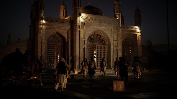 Бойцы Талибана* у входа в мечеть Идгах после того, как там прогремел взрыв
