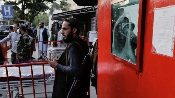 Боец Талибана* возле больницы скорой помощи, куда должны привезти пострадавших от взрыва у мечети в Кабуле, Афганистан