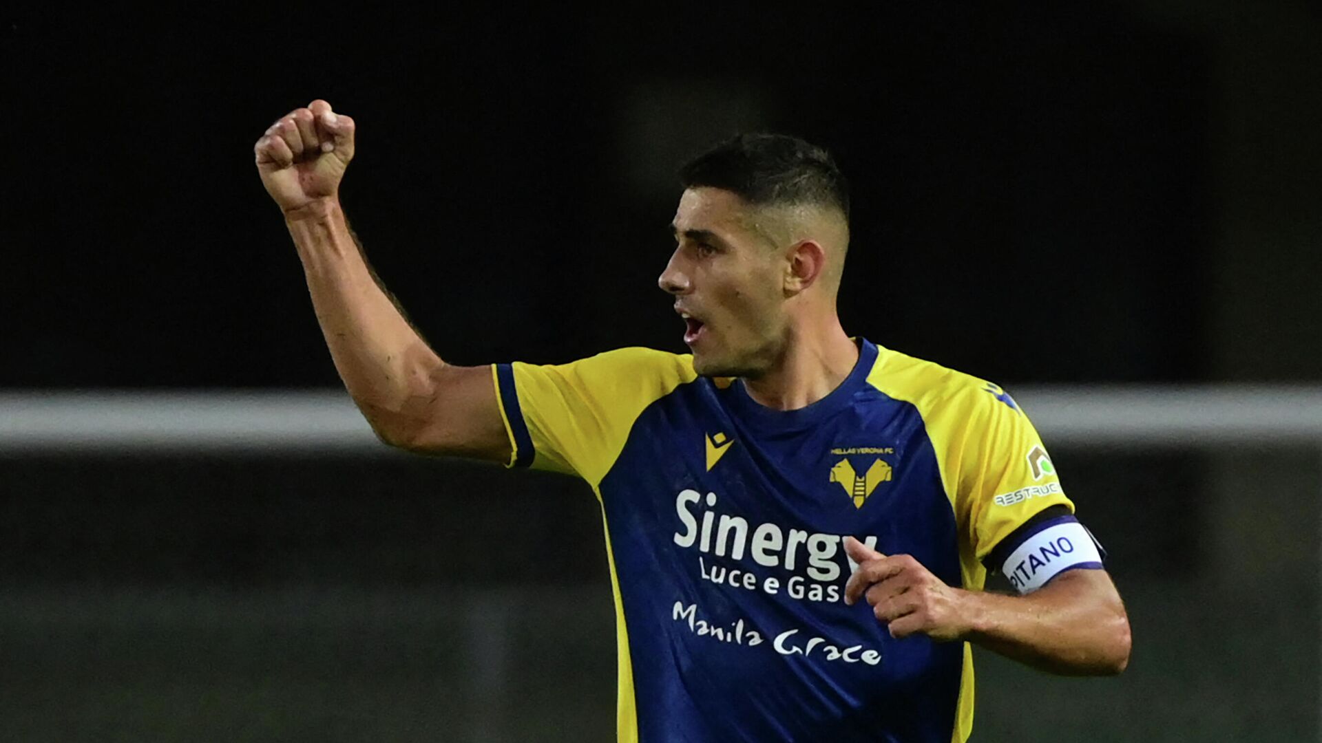 Hellas Verona's Italian midfielder Davide Faraoni celebrates after scoring a goal during the Italian Serie A football match between Hellas Verona and  AS Roma at the Marcantonio Bentegodi stadium in Verona, on September 19, 2021. (Photo by MIGUEL MEDINA / AFP) - РИА Новости, 1920, 03.10.2021