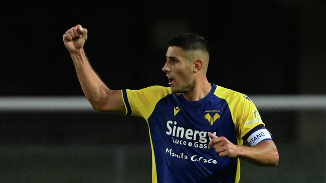 Hellas Verona's Italian midfielder Davide Faraoni celebrates after scoring a goal during the Italian Serie A football match between Hellas Verona and  AS Roma at the Marcantonio Bentegodi stadium in Verona, on September 19, 2021. (Photo by MIGUEL MEDINA / AFP)