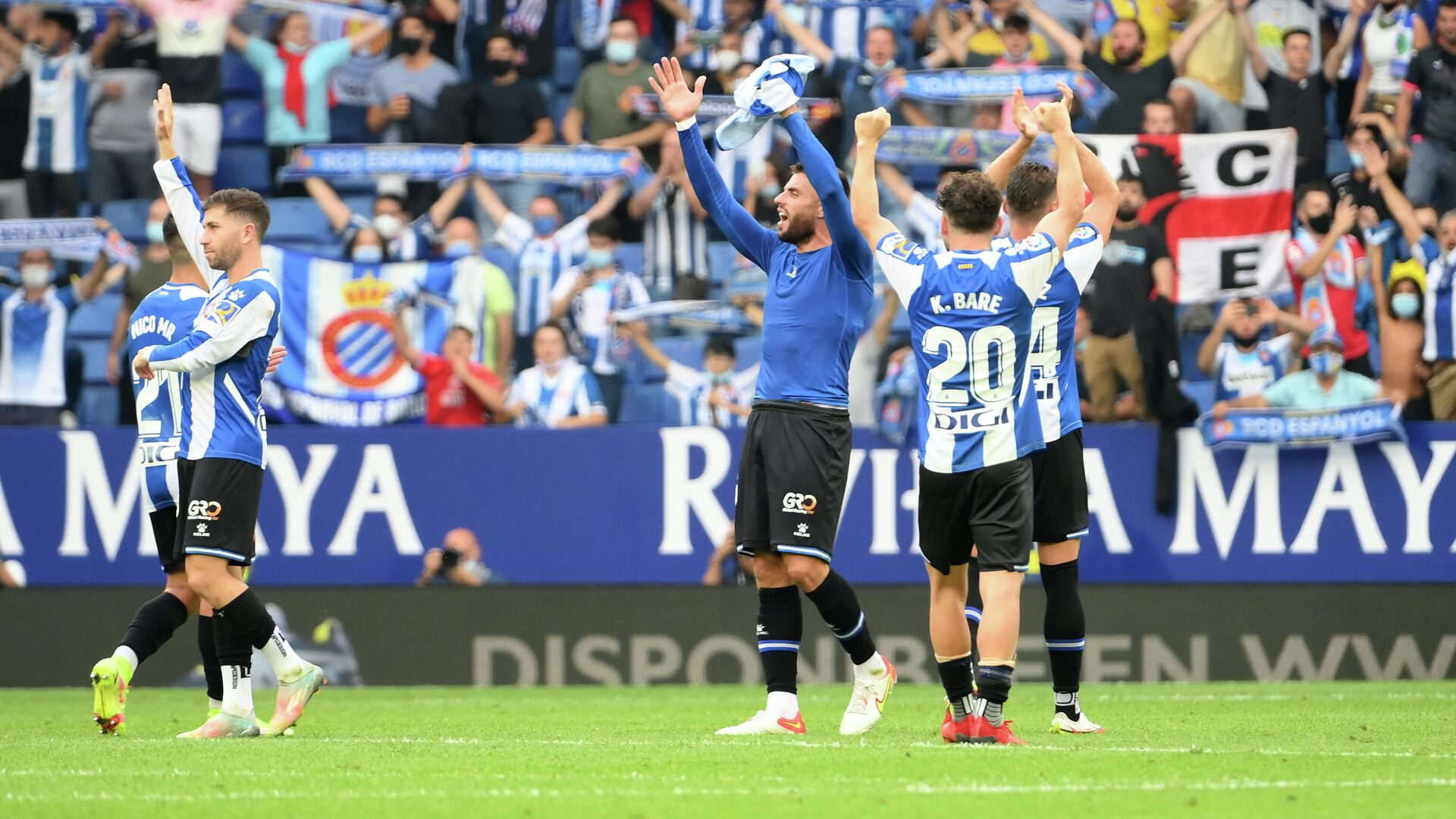 Espanyol's players celebrate their victory at the end of the Spanish League football match between RCD Espanyol and Real Madrid CF at the RCDE Stadium in Cornella de Llobregat on October 3, 2021. (Photo by LLUIS GENE / AFP) - РИА Новости, 1920, 03.10.2021