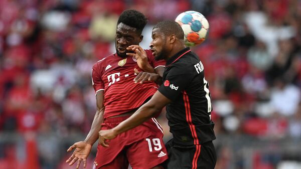 Bayern Munich's Canadian midfielder Alphonso Davies (L) and Frankfurt's Fench defender Almamy Toure vie for the ball during the German first division Bundesliga football match between FC Bayern Munich and Eintracht Frankfurt in Munich, southern Germany on October 3, 2021. (Photo by Christof STACHE / AFP) / DFL REGULATIONS PROHIBIT ANY USE OF PHOTOGRAPHS AS IMAGE SEQUENCES AND/OR QUASI-VIDEO