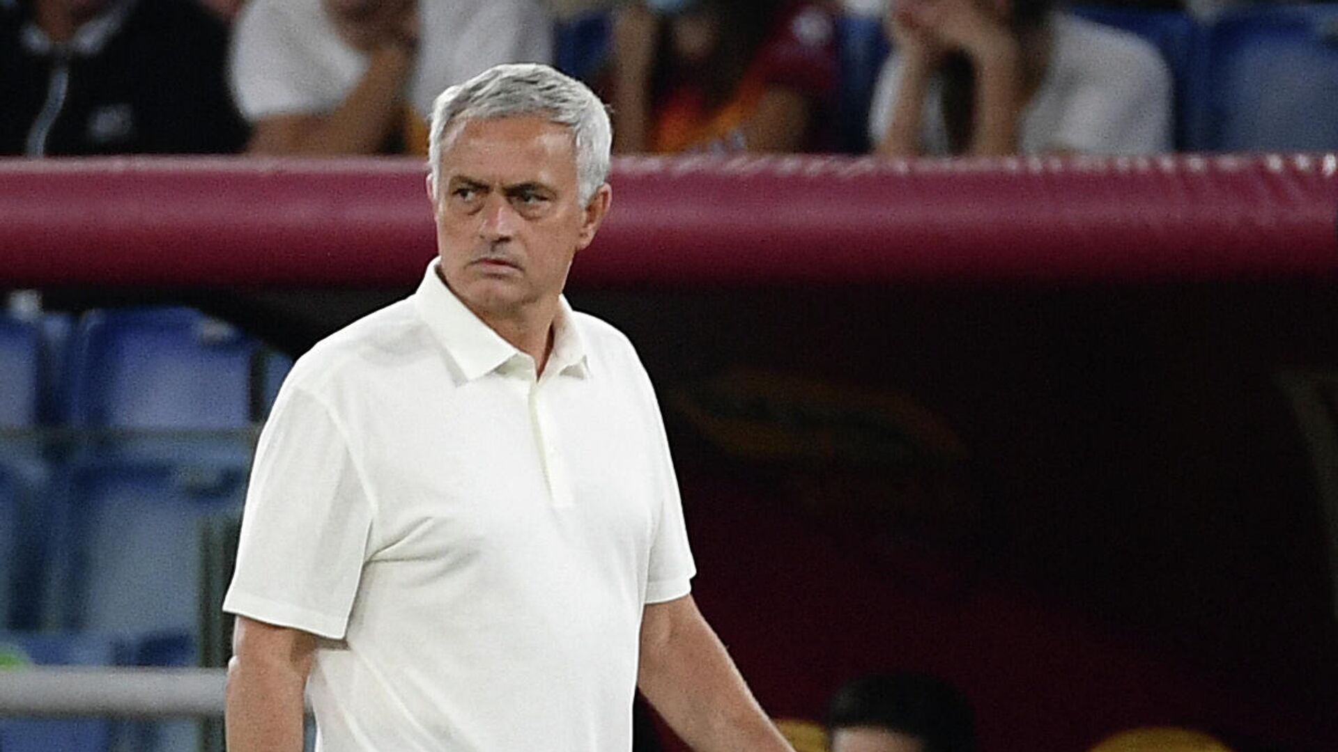 Roma's Portuguese head coach Jose Mourinho looks on during the Italian Serie A football match between Roma and Empoli at the Olympic stadium in Rome on October 3, 2021. (Photo by Filippo MONTEFORTE / AFP) - РИА Новости, 1920, 03.10.2021