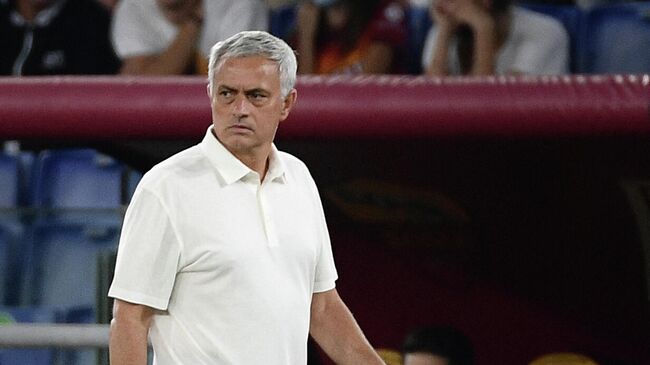 Roma's Portuguese head coach Jose Mourinho looks on during the Italian Serie A football match between Roma and Empoli at the Olympic stadium in Rome on October 3, 2021. (Photo by Filippo MONTEFORTE / AFP)