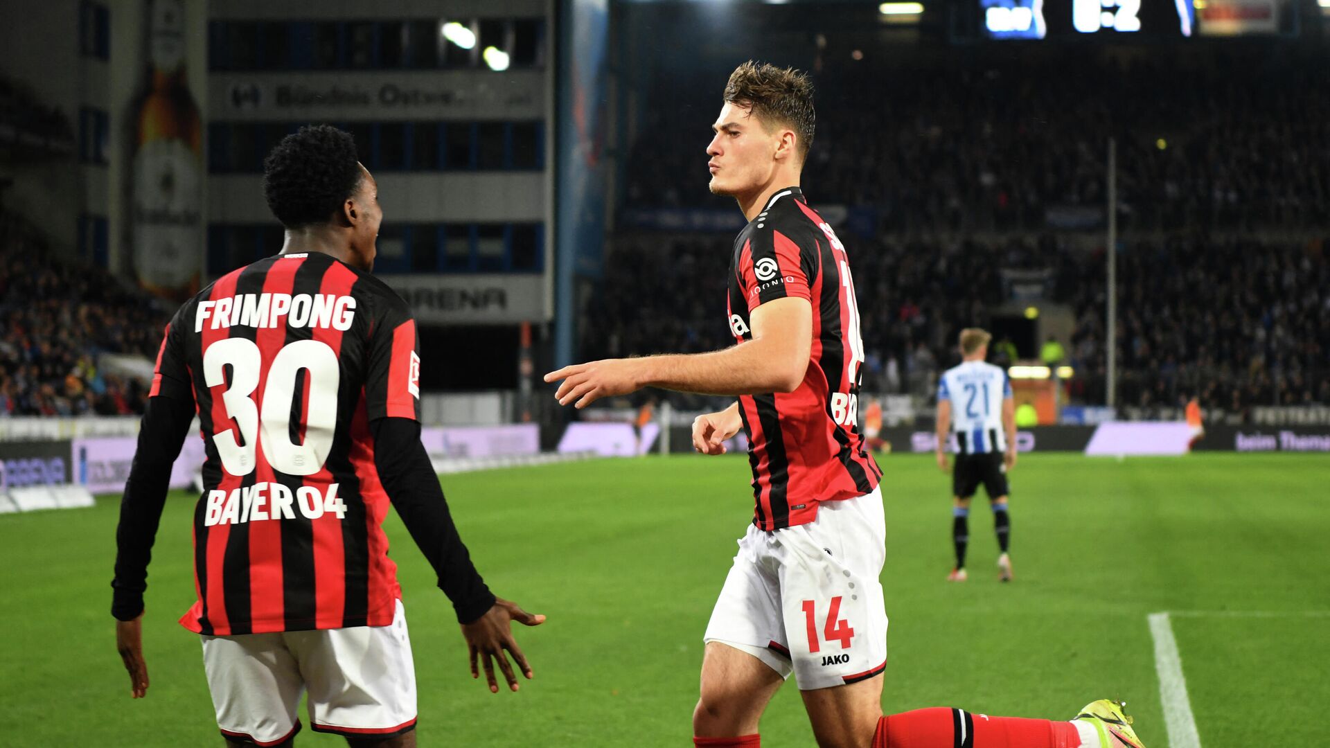 Leverkusen's Czech forward Patrik Schick and Leverkusen's Dutch defender Jeremie Frimpong (L) celebrate a goal during the German first division Bundesliga football match between Arminia Bielefeld and Bayer Leverkusen in Bielefeld, western Germany on October 3, 2021. (Photo by Ina FASSBENDER / AFP) - РИА Новости, 1920, 03.10.2021