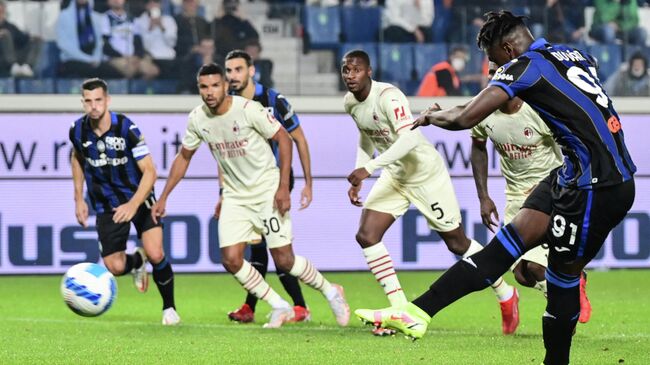 Atalanta's Colombian forward Duvan Zapata shoots a penalty to score during their Italian Serie A football match Atalanta Bergamo versus AC Milan at the Gewiss Stadium (Stadio di Bergamo) in the northern city of Bergamo on October 3, 2021. (Photo by MIGUEL MEDINA / AFP)