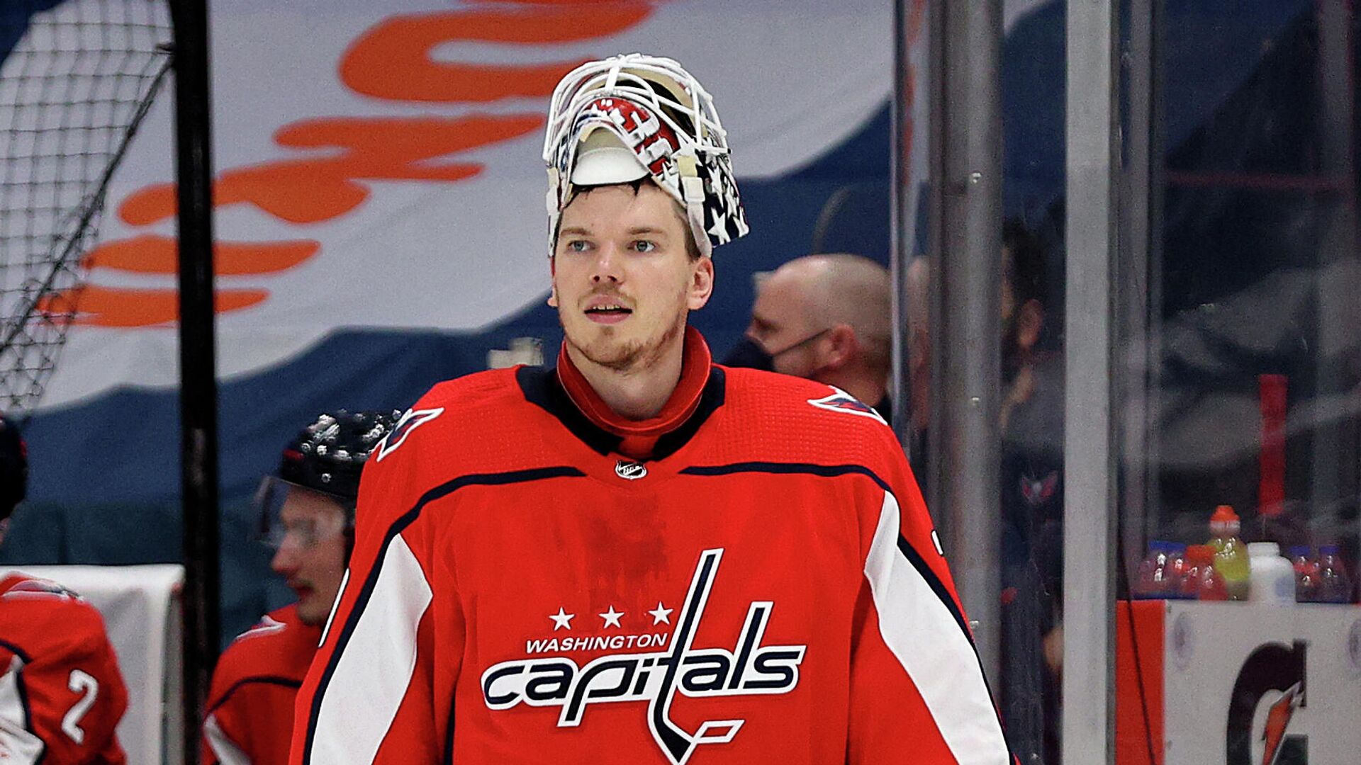 WASHINGTON, DC - MAY 23: Goalie Ilya Samsonov #30 of the Washington Capitals looks on during the third period against the Boston Bruins during Game Five of the 2021 Stanley Cup Playoffs at Capital One Arena on May 23, 2021 in Washington, DC.   Rob Carr/Getty Images/AFP (Photo by Rob Carr / GETTY IMAGES NORTH AMERICA / Getty Images via AFP) - РИА Новости, 1920, 03.10.2021