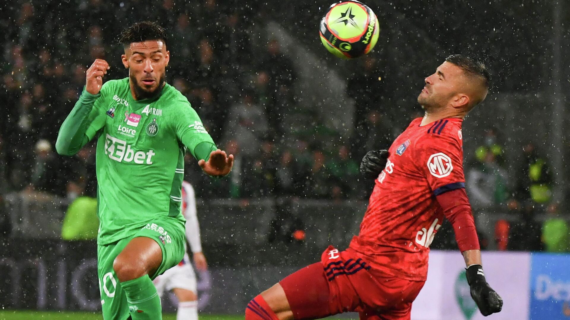 Saint-Etienne's Gabonese forward Denis Bouanga (L) fights for the ball with Lyon's Portuguese goalkeeper Anthony Lopes (R) during the French  football match between AS Saint-Etienne and Olympique Lyonnais at the Geoffroy Guichard stadium in Saint-Etienne, central France on October 3, 2021. (Photo by PHILIPPE DESMAZES / AFP) - РИА Новости, 1920, 04.10.2021