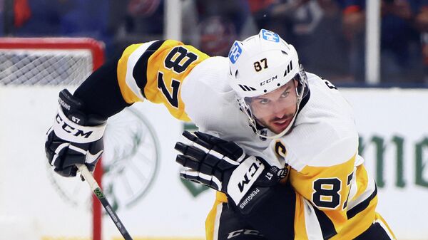 UNIONDALE, NEW YORK - MAY 26: Sidney Crosby #87 of the Pittsburgh Penguins skates against the New York Islanders in Game Six of the First Round of the 2021 Stanley Cup Playoffs at the Nassau Coliseum on May 26, 2021 in Uniondale, New York.   Bruce Bennett/Getty Images/AFP (Photo by BRUCE BENNETT / GETTY IMAGES NORTH AMERICA / Getty Images via AFP)