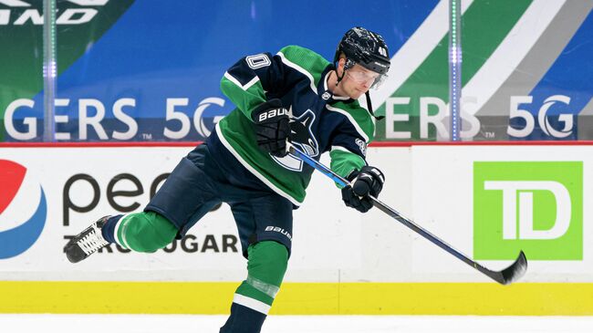 VANCOUVER, BC - FEBRUARY 19: Elias Pettersson #40 of the Vancouver Canucks wearing the team's reverse retro jerseys shoots the puck warms up prior to NHL hockey action against the Winnipeg Jets at Rogers Arena on February 19, 2021 in Vancouver, Canada.   Rich Lam/Getty Images/AFP (Photo by Rich Lam / GETTY IMAGES NORTH AMERICA / Getty Images via AFP)