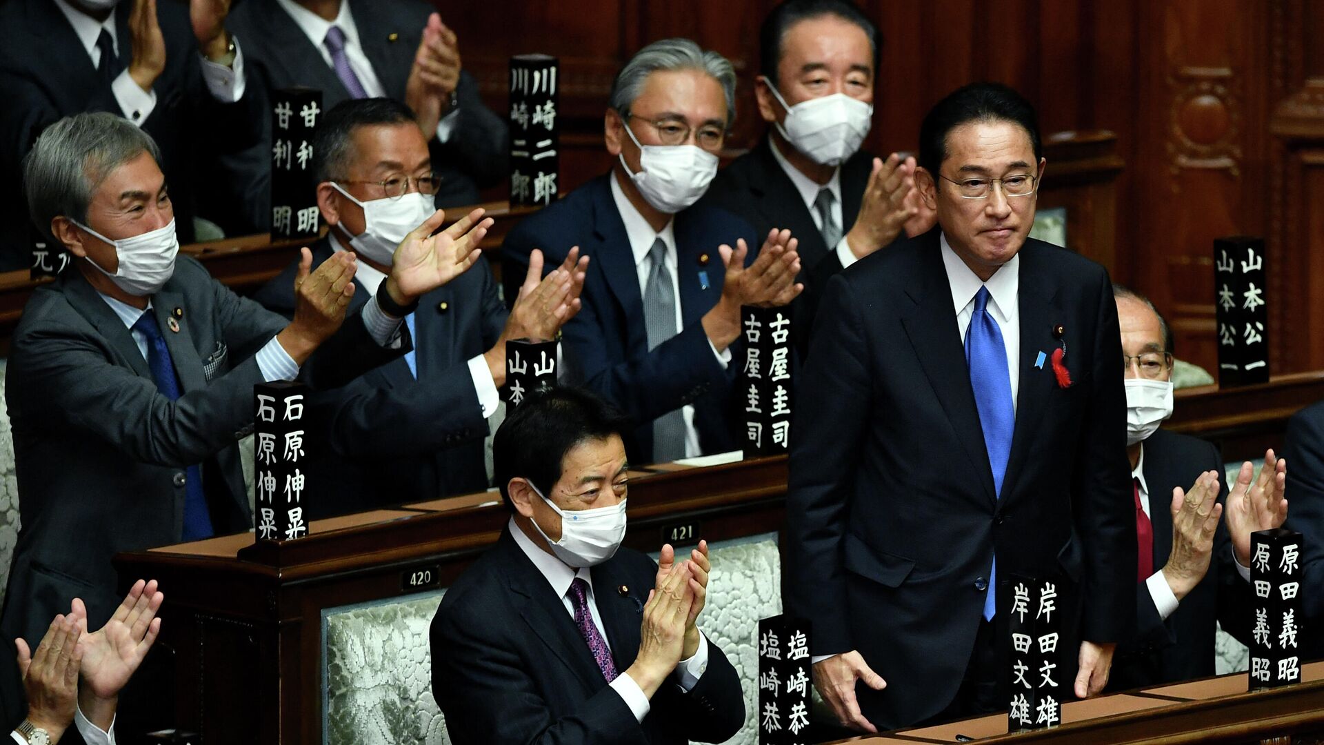 Лидер правящей Либерально-демократической партии Японии Фумио Кисида в парламенте в Токио после того, как он был избран новым премьер-министром - РИА Новости, 1920, 04.10.2021