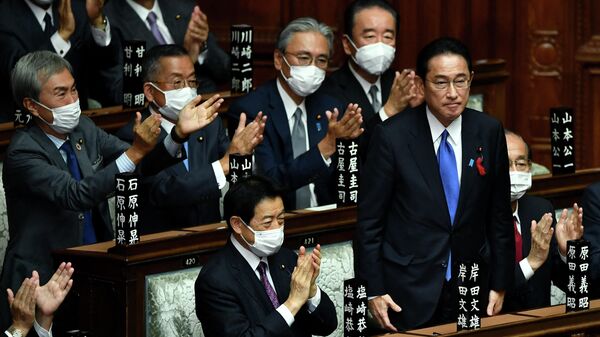 Лидер правящей Либерально-демократической партии Японии Фумио Кисида в парламенте в Токио после того, как он был избран новым премьер-министром
