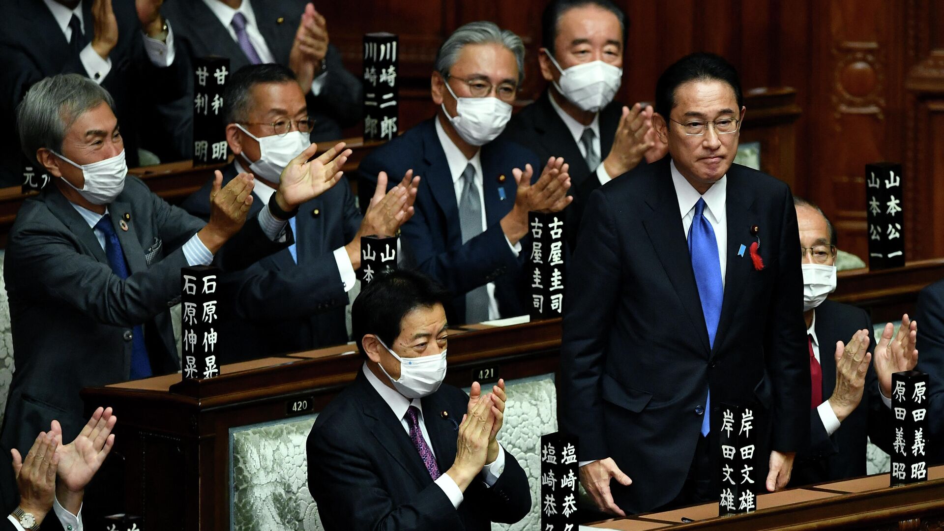 Лидер правящей Либерально-демократической партии Японии Фумио Кисида в парламенте в Токио после того, как он был избран новым премьер-министром - РИА Новости, 1920, 04.10.2021