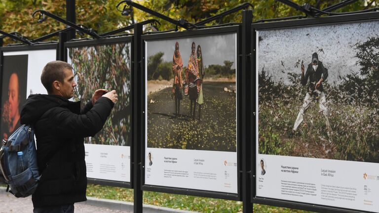 Выставка работ финалистов фотоконкурса им. А. Стенина на Гоголевском бульваре в Москве