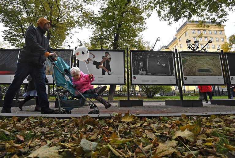 Прохожие у фотографий выставки работ финалистов фотоконкурса им. А. Стенина на Гоголевском бульваре в Москве