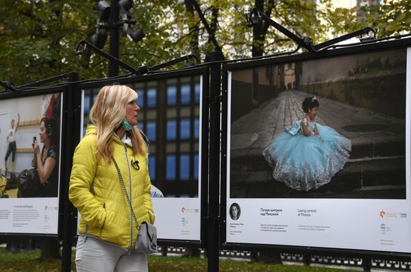 Женщина рассматривает фотографию Луиса Антонио Рохаса (Мексика) на выставке работ финалистов фотоконкурса им. А. Стенина на Гоголевском бульваре в Москве