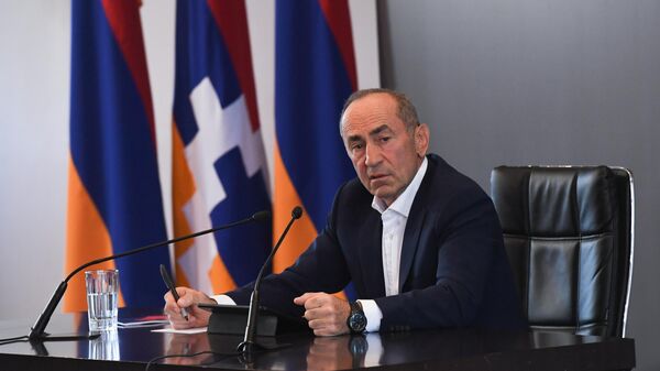 Экс-президент Армении Роберт Кочарян выступает на пресс-конференции в Ереване