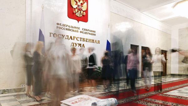 Депутаты в холле перед началом пленарного заседания Государственной Думы РФ