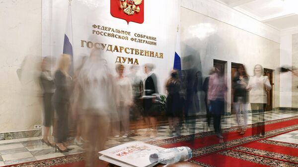 Депутаты в холле перед началом пленарного заседания Государственной Думы РФ