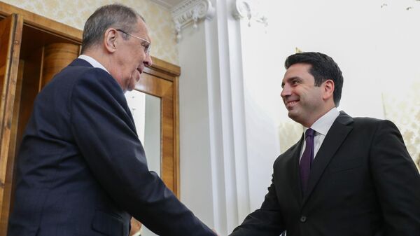 Министр иностранных дел РФ Сергей Лавров и председатель Национального собрания Армении Ален Симонян во время встречи в Москве