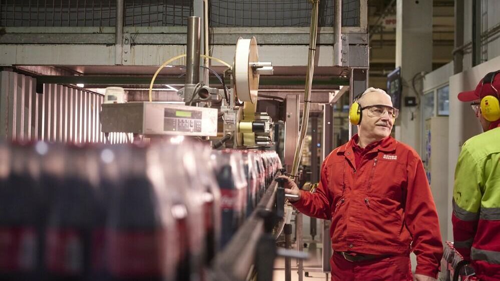 Рабочие на заводе компании Coca-Cola HBC - РИА Новости, 1920, 09.11.2023