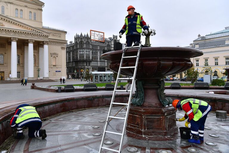 Консервация фонтана у Большого театра перед зимним сезоном 