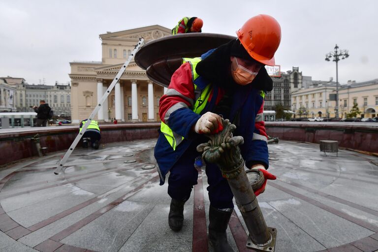 Консервация фонтана у Большого театра перед зимним сезоном 