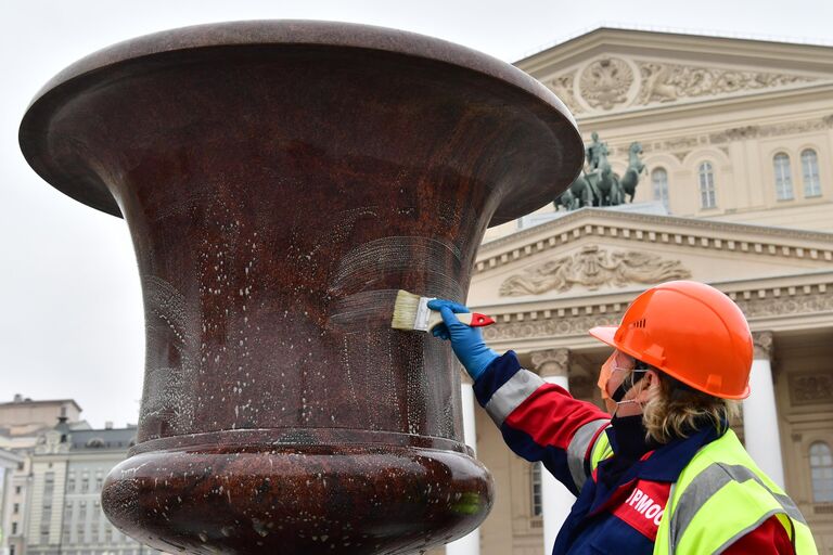 Консервация фонтана у Большого театра перед зимним сезоном 